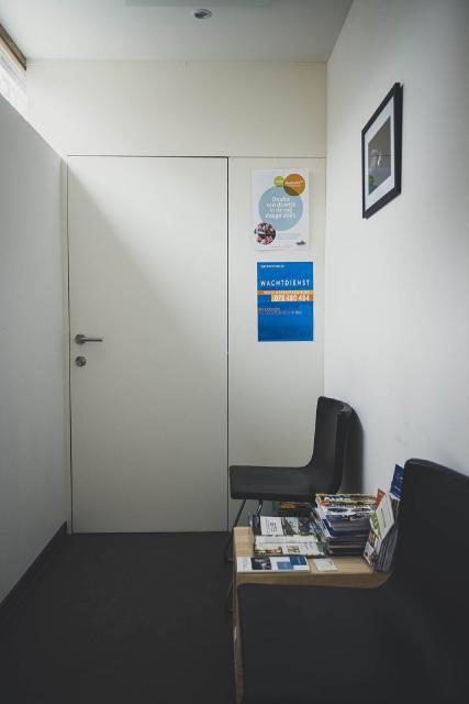 Wachtruimte met zitbank en leesmateriaal