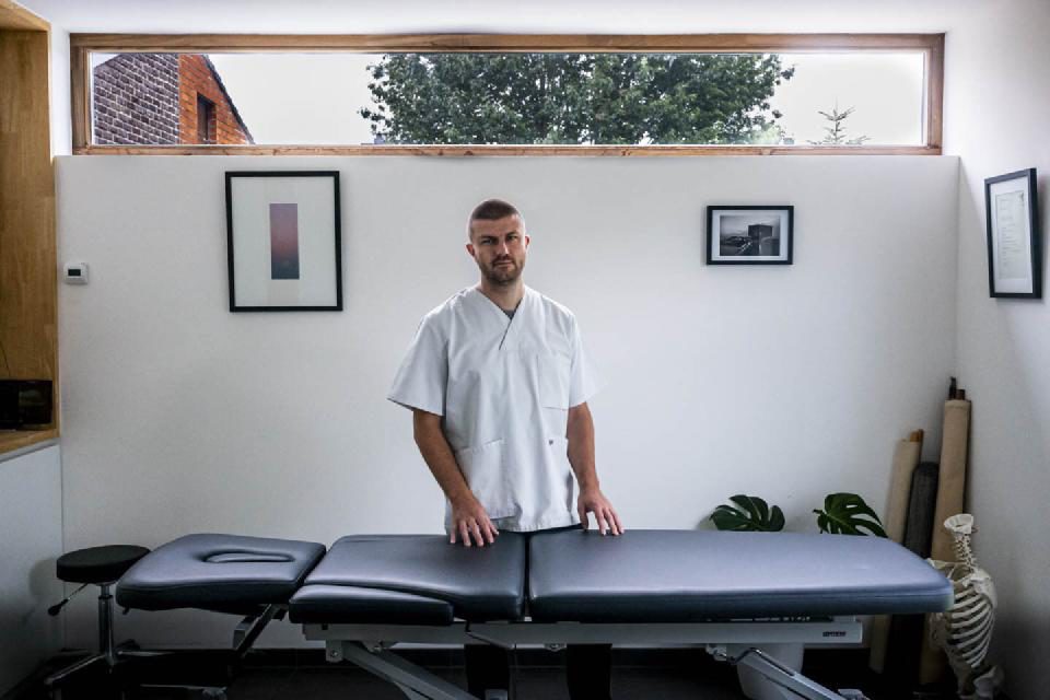 Osteopaat David Bekaert aan de behandeltafel