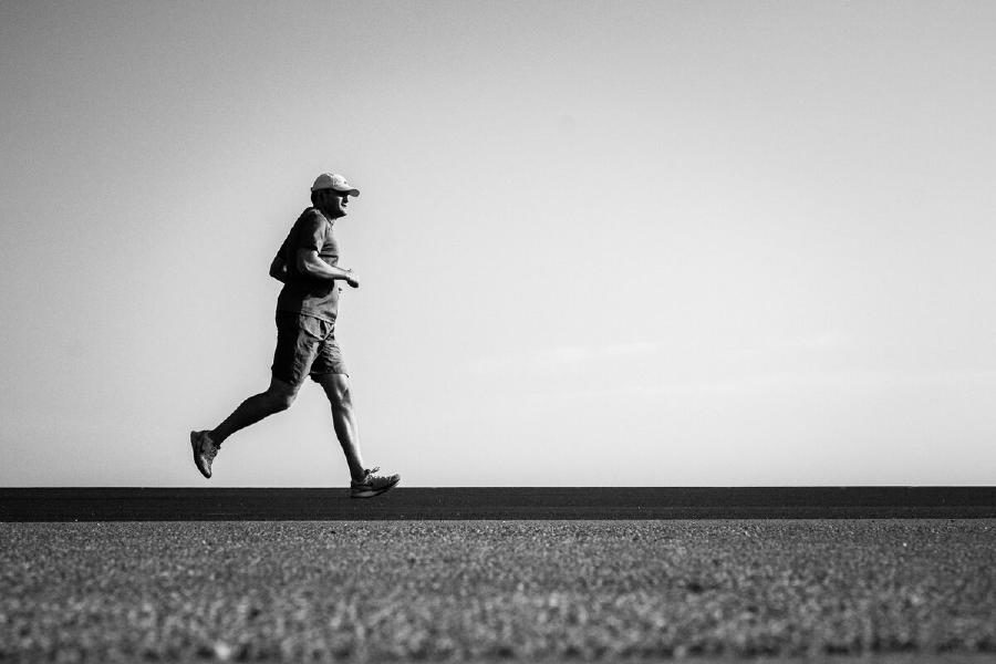 Waarom sporters te snel te veel doen — en hoe jij het beter aanpakt
