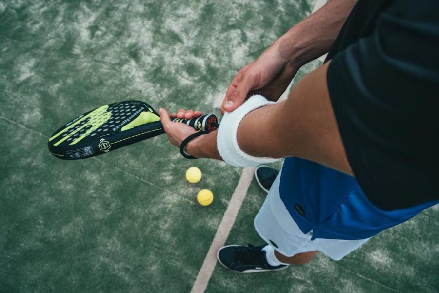 Padelsporter houdt een racket vast op het court